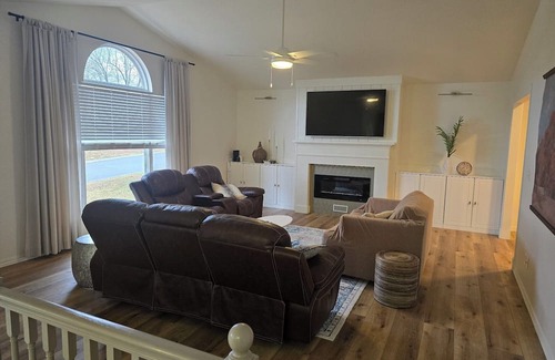 Neosho Casa | Spacious charming 5-bedroom 3 bath house in Neosho with game area