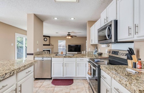 Cedar Park Casa | Spacious 5-bdrm house w/Free WiFi in Pleasant Cedar Park 25 Min to 6th Street