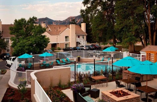 Glenwood Grove - North Iris Casa | Relax at our Pet-Friendly Hotel in Boulder, CO