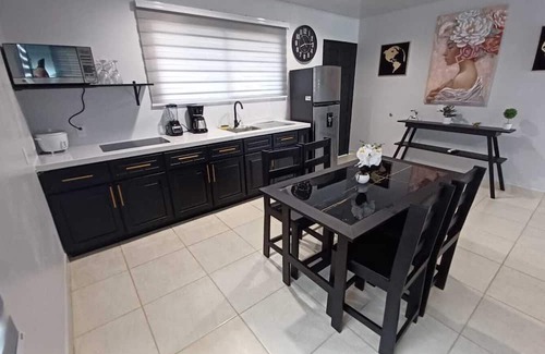 Penjamo Casa | Charming Tropical Noir, 2-bedroom house with AC, WiFi