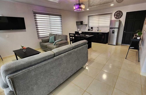 Penjamo Casa | Charming Tropical Noir, 2-bedroom house with AC, WiFi