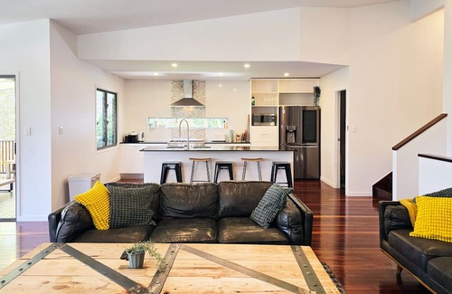 Sunshine Coast Casa | Split level multi-family tropical beach house