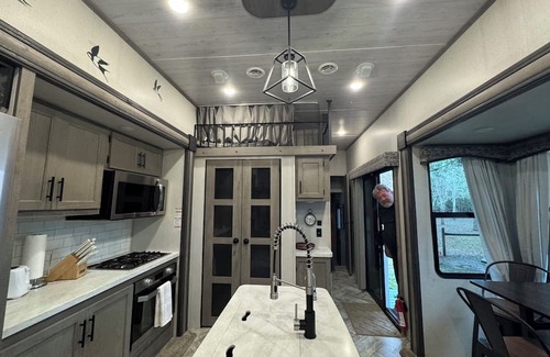Pierson Alquiler De RV | Cozy campground in charming Pierson with AC, WiFi