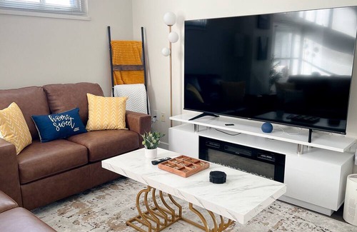 Wholesale District Apartamento | Luxury 2BD 2BA with Free Parking in Downtown Indianapolis