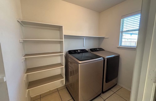 Elm Creek Casa | Cozy 3-bedroom house in enchanting Elgin with AC