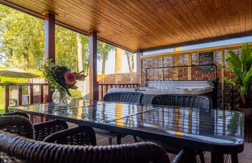 Erm Chalet De Esquí | Drents Genieten in Grasheide: with private jacuzzi and infrared sauna.
