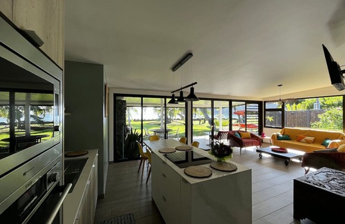 Tahiti Casa | NEW Luxury & Modern FARE MAOTI, A/C, Wifi, Private Parking, Private Beach Access