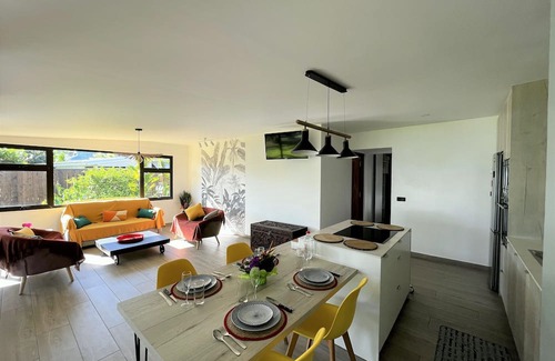 Tahiti Casa | NEW Luxury & Modern FARE MAOTI, A/C, Wifi, Private Parking, Private Beach Access
