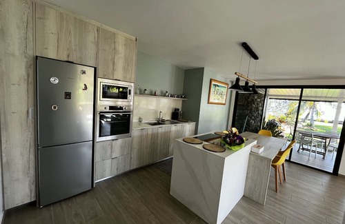 Tahiti Casa | NEW Luxury & Modern FARE MAOTI, A/C, Wifi, Private Parking, Private Beach Access