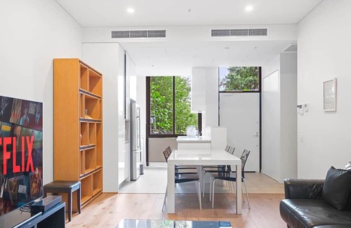 Waterloo Casa | Modern Split Level 2Bed w Pool
