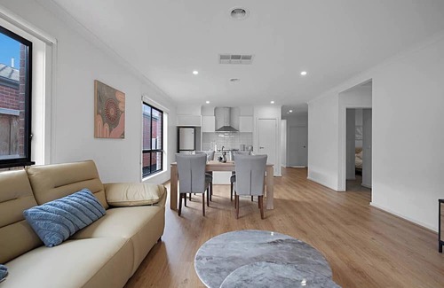 Melton South Casa | Stylish & Perfect for Relaxation