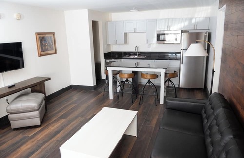 Minden Casa | Come stay in this 1st floor 2 bedroom suite!