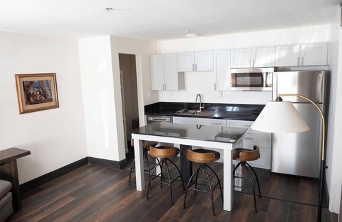 Minden Casa | Come stay in this 1st floor 2 bedroom suite!