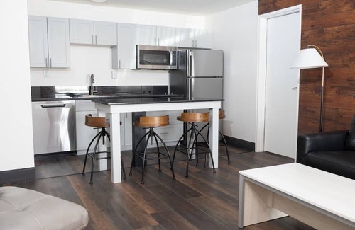 Minden Casa | Come stay in this 1st floor 2 bedroom suite!
