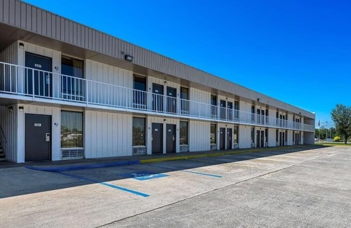 Hamilton Casa | Affordable Stay Complete with Pool and Complimentary Parking