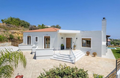 Galatas Villa | Chic and Cozy Retreat
