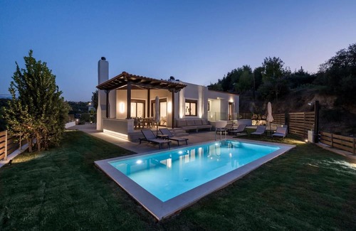 Galatas Villa | Chic and Cozy Retreat