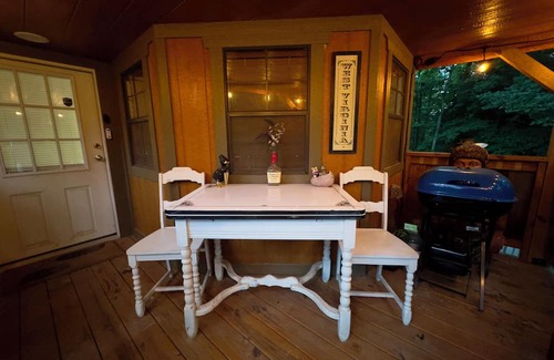 Canvas Cabina | Cozy 2-bedroom cabin in wonderful Mount Nebo with AC, Heat, WiFi