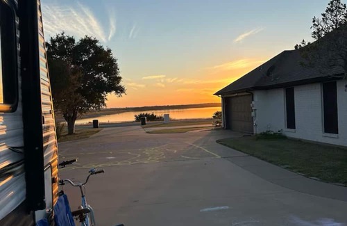 Cleburne Casa | Charming 2-bedroom caravan in delightful Cleburne with AC, WiFi