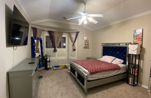 Pearland Casa | Upscale Pearland Home in Prime Location! Unique and Spacious!