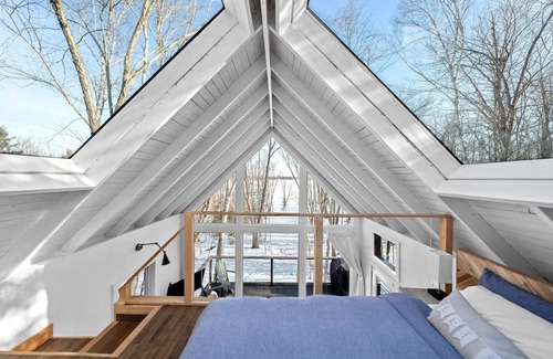 Hampstead Cabina | Secluded Lakefront Treetop Cabin with Nordic Spa