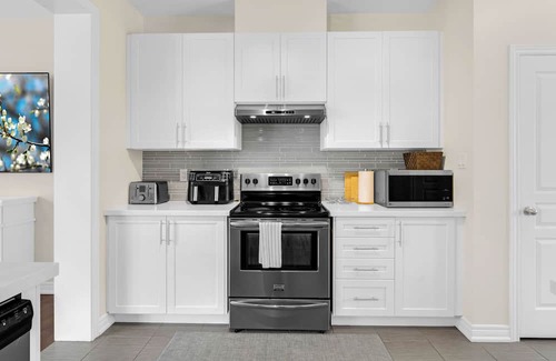 Vaughan Casa | Spacious 4 bedroom Escape Near Canada's Wonderland!