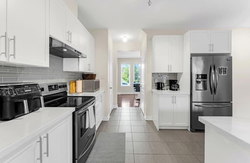 Vaughan Casa | Spacious 4 bedroom Escape Near Canada's Wonderland!