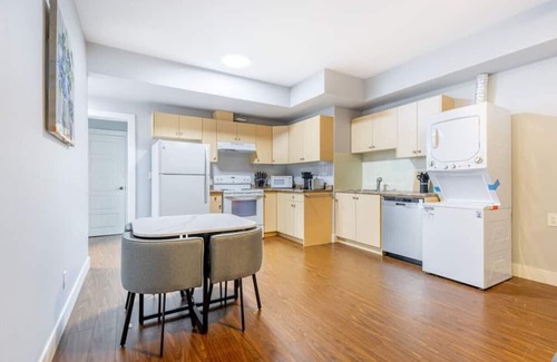 Guildford Casa | Modern & Friendly Suite: Close to Lush Park ~ Pkg!