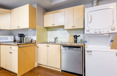 Guildford Casa | Modern & Friendly Suite: Close to Lush Park ~ Pkg!