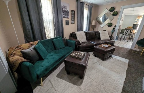 Aberdeen Casa | The Bungalow @ Garfield Park, 5 min walk to Avera St. Lukes.