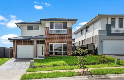 Leppington Casa | Leppington Two-Level 4Br near Village & Woolworthsn