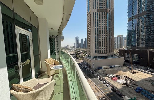 Dubai Media City Apartamento | Luxurious 1-Bedroom Apartment in Dubai Marina: Pool, Hot Tub & Workspace