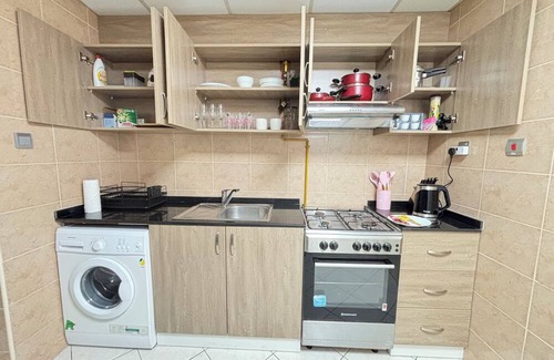 Dubai Media City Apartamento | Luxurious 1-Bedroom Apartment in Dubai Marina: Pool, Hot Tub & Workspace