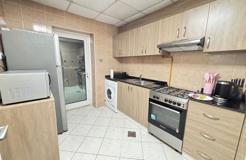 Dubai Media City Apartamento | Luxurious 1-Bedroom Apartment in Dubai Marina: Pool, Hot Tub & Workspace