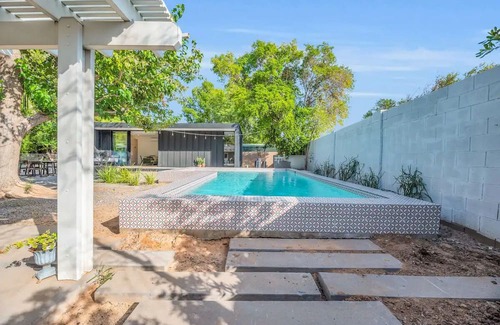 Alhambra Casa | The Phoenix Sanctuary Guesthouse - Saltwater Pool & Dog Friendly