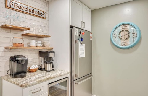 Panama City Beach Condominio | Pool & Beach Trolley Access: PCB Resort Condo!