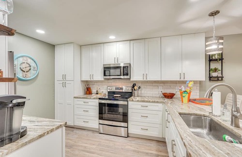 Panama City Beach Condominio | Pool & Beach Trolley Access: PCB Resort Condo!