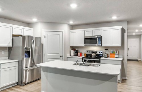 Waukee Casa | 1 Mi to Golf: Quiet Waukee Home w/Fireplace!