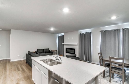 Waukee Casa | 1 Mi to Golf: Quiet Waukee Home w/Fireplace!