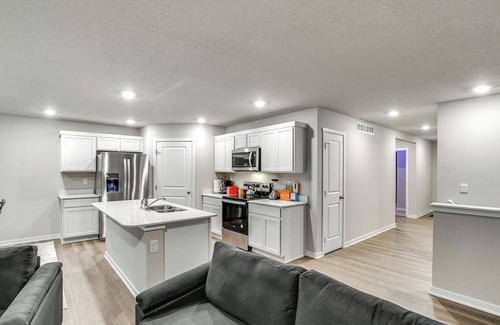 Waukee Casa | 1 Mi to Golf: Quiet Waukee Home w/Fireplace!