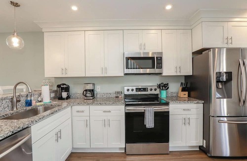 Chic's Beach Apartamento | Sojourn's Sea Views with Balcony Sleeps 4