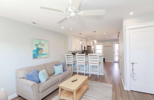 Chic's Beach Apartamento | Sojourn's Sea Views with Balcony Sleeps 4