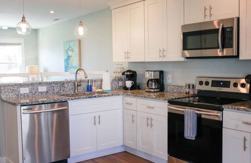 Chic's Beach Apartamento | Sojourn's Sea Views with Balcony Sleeps 4