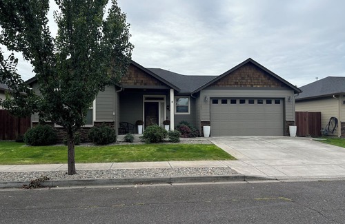 Battle Ground Casa | Charming 3-bedroom house with WiFi, AC in peaceful Battle Ground