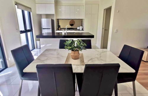 Kellyville Casa | Adorable 3 Br townhouse with wifi & parking