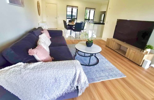 Kellyville Casa | Adorable 3 Br townhouse with wifi & parking