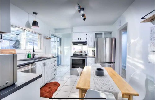 Candiac Casa | Style & confort by Montreal -New - 3 BR Bungalow
