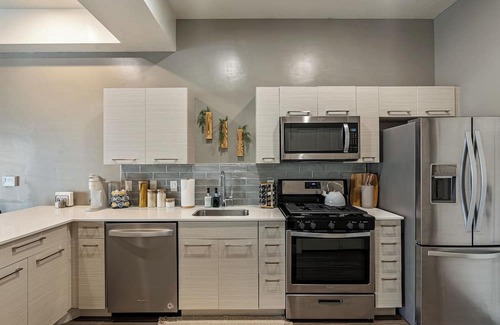 Downtown Salt Lake City Apartamento | MetroZen Penthouse Studio/Pool/Hot tub/Gym/Free Parking/King Bed