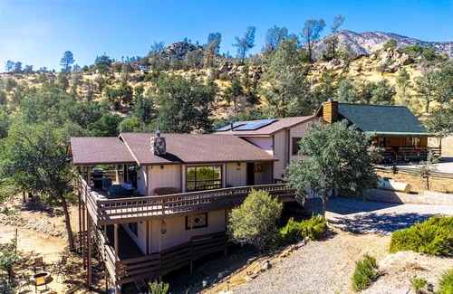 Kernville Cabina | Golden Deer Cabin: 3-Story Cozy Lodge, Game Room, Fire Pit, Mountain View, River