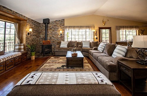Kernville Cabina | Golden Deer Cabin: 3-Story Cozy Lodge, Game Room, Fire Pit, Mountain View, River